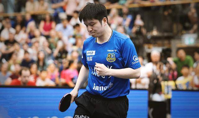 更显现出他 更显现出他